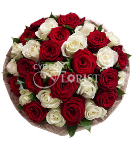 букет из красных и белых роз
